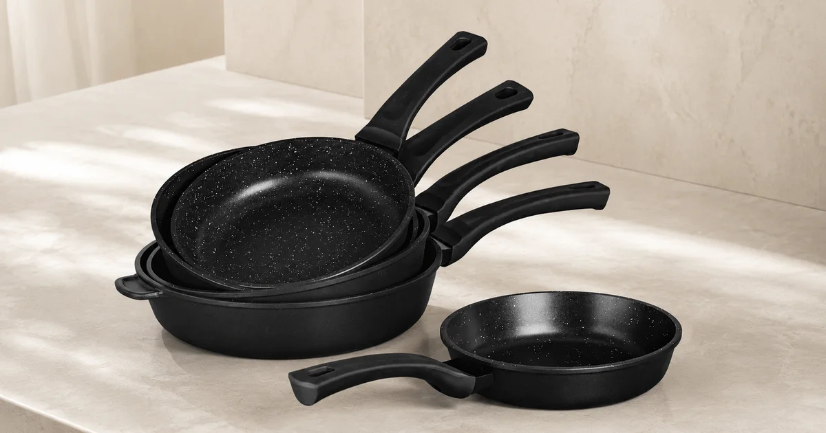 Яичница жарится на сухой сковороде Fissman Cook Pro без масла, край отходит от покрытия